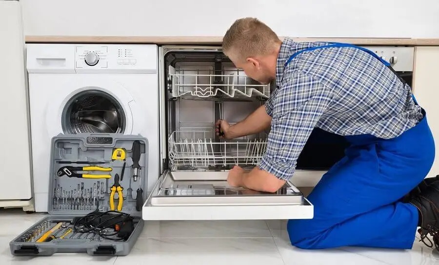 Güzelbahçe Panasonic servisi teknisyen ekibi beyaz eşya tamiri yaparken